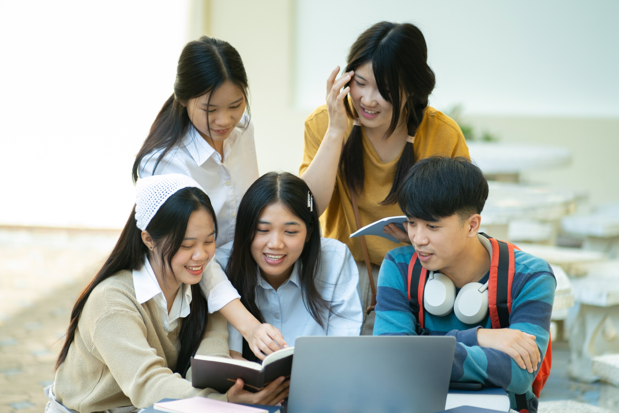 groud student studying campus outdoor